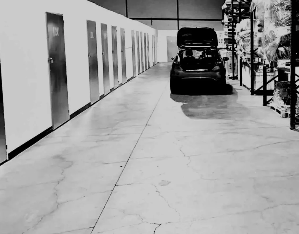 acceso con coche trasteros y guaramuebles en gijon